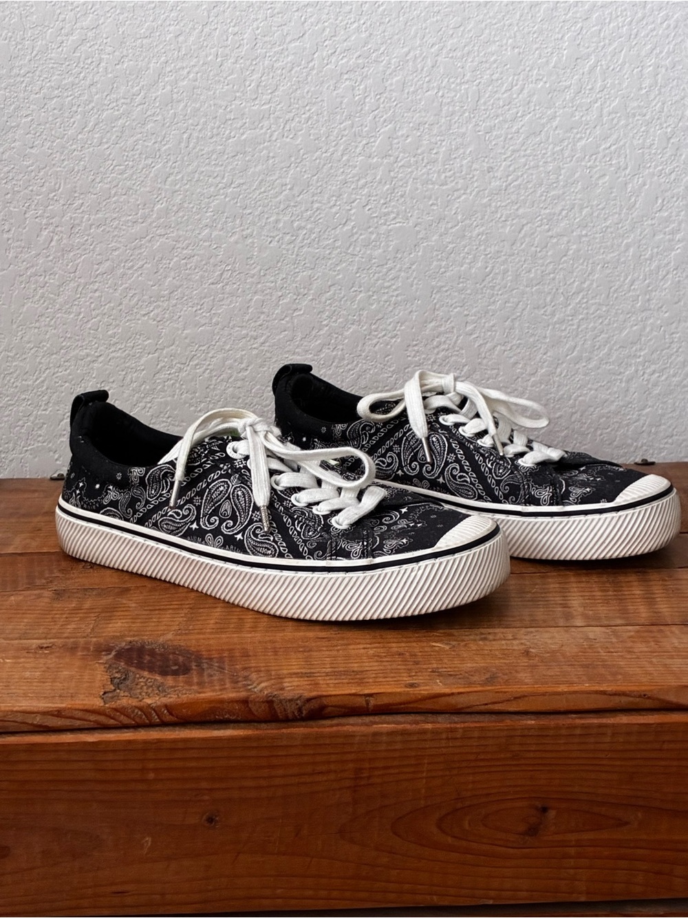 Cariuma 8.5 Men's/10 Women's sneakers bandanna bandana print Americana Classic